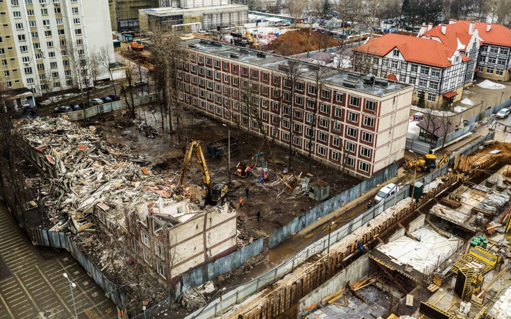 Снос здания может осуществляться только на основании проекта. В нем описываются все работы, требования к безопасности.